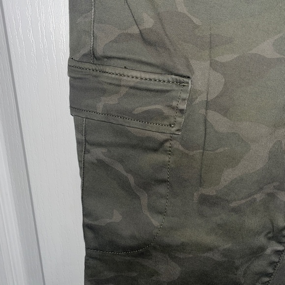 Torrid green camo weekend straight cargo pants Size 1 (14-16) - Picture 6 of 10